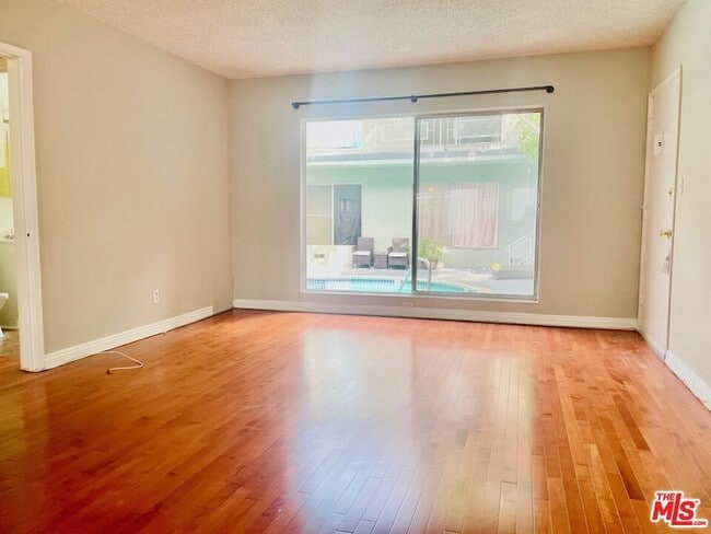 941 N San Vicente Blvd, Unit 2 in West Hollywood, CA - Building Photo - Building Photo
