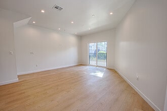 13256 Kling St in Sherman Oaks, CA - Foto de edificio - Building Photo