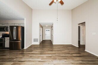 9803 Trail Dr in Avon, IN - Foto de edificio - Building Photo