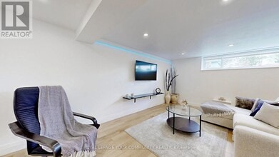24 Collins Crescent in Aurora, ON - Building Photo - Building Photo