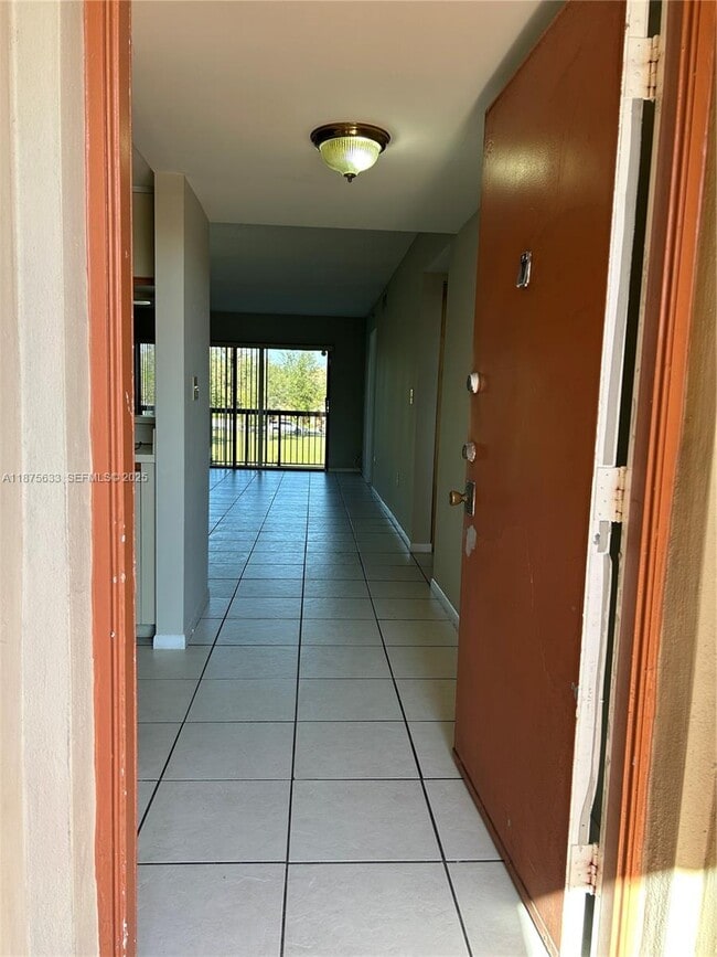 10255 NW 9th St Cir in Doral, FL - Foto de edificio - Building Photo