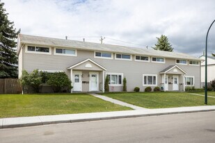 5427 35 St in Red Deer, AB - Building Photo