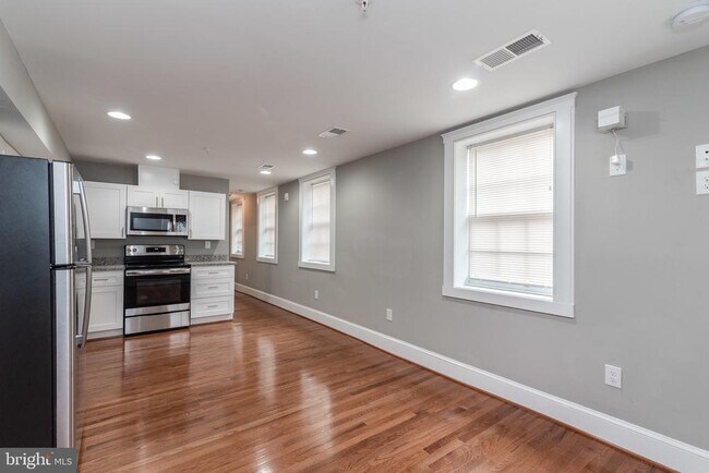 108 W Saratoga St in Baltimore, MD - Building Photo - Building Photo
