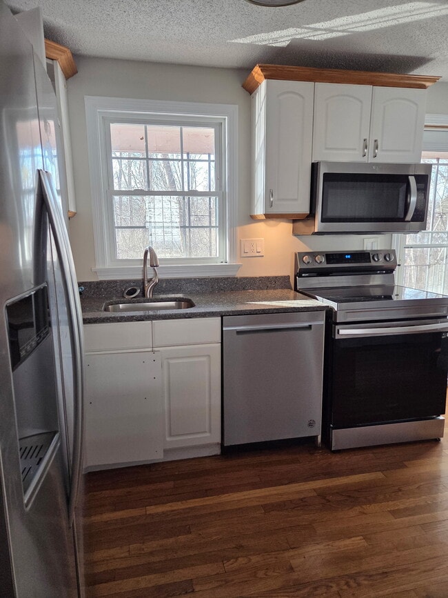 201 Regan Rd in Vernon, CT - Building Photo - Building Photo