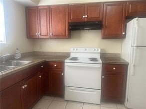 2909 Lake Villa Dr in Metairie, LA - Building Photo - Building Photo