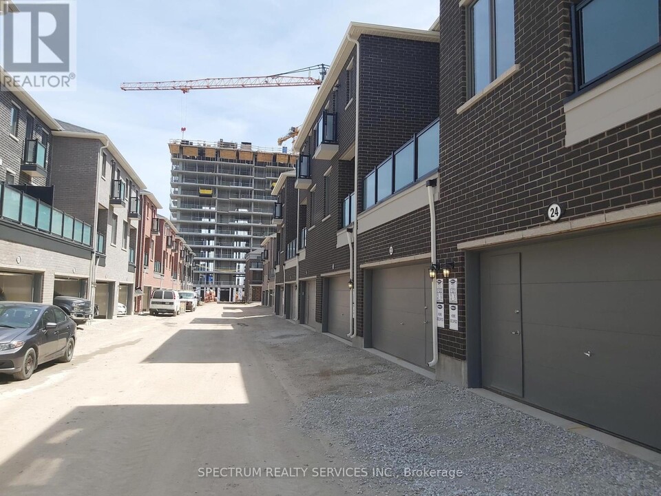 22 Summer Wind Ln in Brampton, ON - Building Photo