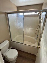 5815 Pine Canyon Dr in Bakersfield, CA - Foto de edificio - Building Photo