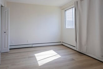 Windsor Green in Calgary, AB - Building Photo - Interior Photo
