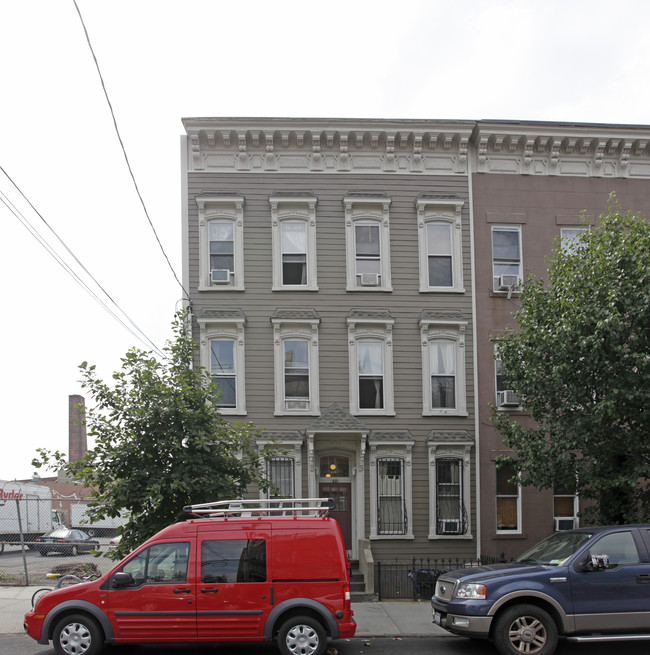 415 Van Brunt St in Brooklyn, NY - Building Photo - Building Photo