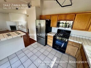 1442 Zinnia Way in Roseville, CA - Building Photo - Building Photo