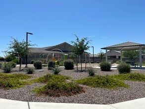7306 N 80th Ln in Glendale, AZ - Foto de edificio - Building Photo