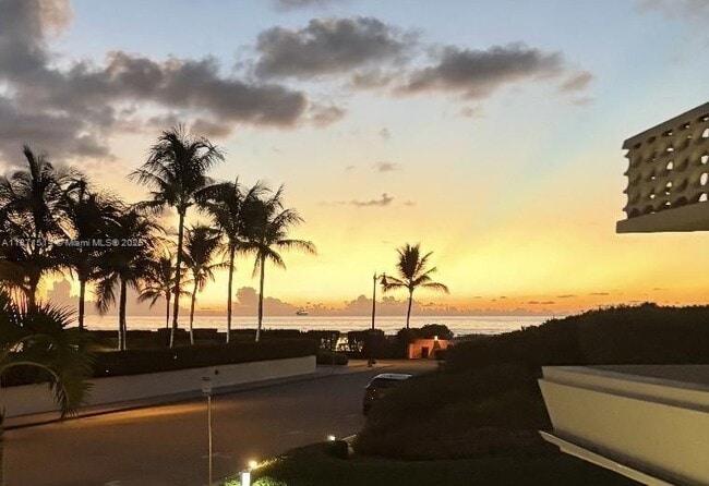 100 Sunrise Ave in Palm Beach, FL - Building Photo - Building Photo