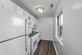 Ivy Lane Apartments in Bergenfield, NJ - Foto de edificio - Building Photo