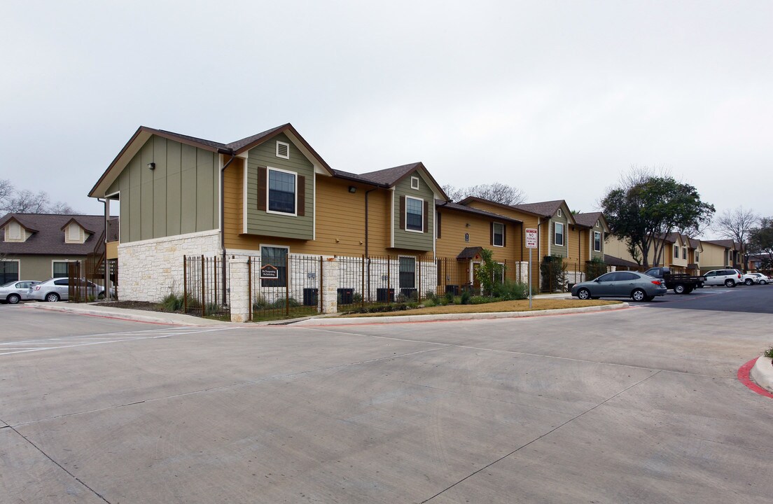 La Risa Apartments in San Antonio, TX - Building Photo