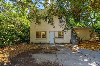 1045 NE 131st St in North Miami, FL - Foto de edificio - Building Photo