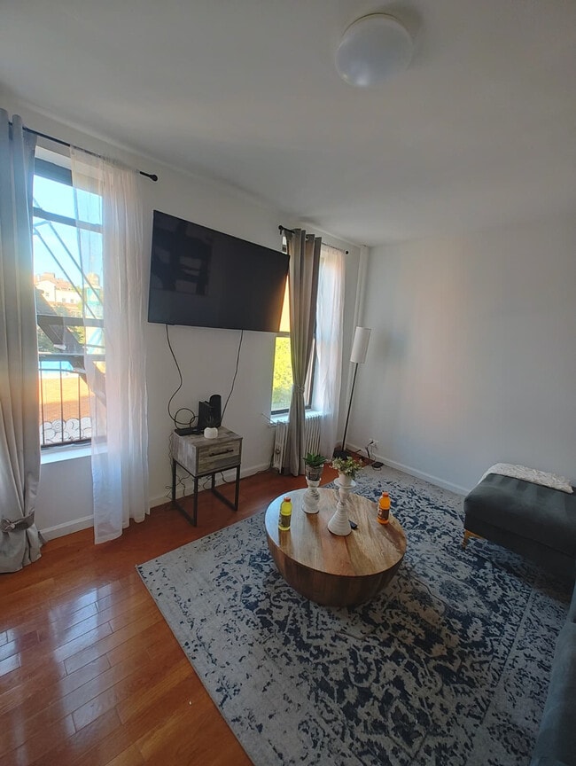 402 E 11th St in New York, NY - Building Photo - Building Photo