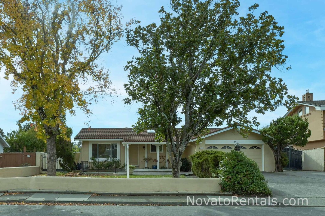 2149 Feliz Dr in Novato, CA - Foto de edificio