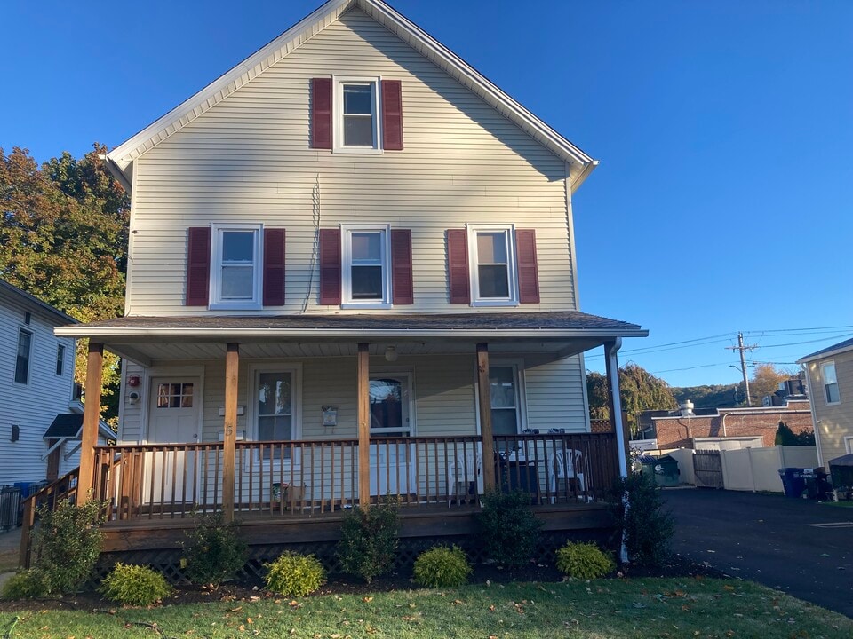 5 Elizabeth St, Unit 3rd fl in Bethel, CT - Building Photo