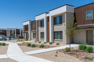 Sun Pointe Apartments in El Paso, TX - Building Photo - Building Photo