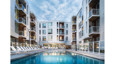 Emerald Row Apartments in Oak Creek, WI - Foto de edificio - Building Photo