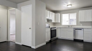 8436 Delridge Way SW, Unit 2 in Seattle, WA - Foto de edificio - Building Photo