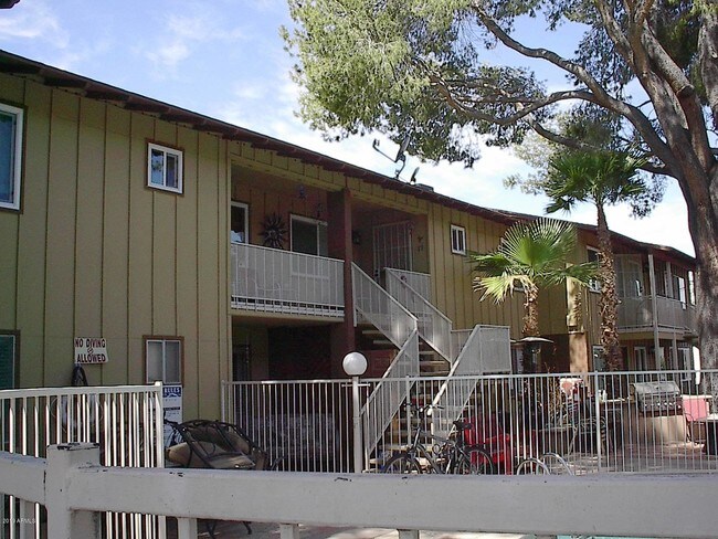 90 W Yavapai St-Unit -17 in Wickenburg, AZ - Foto de edificio - Building Photo