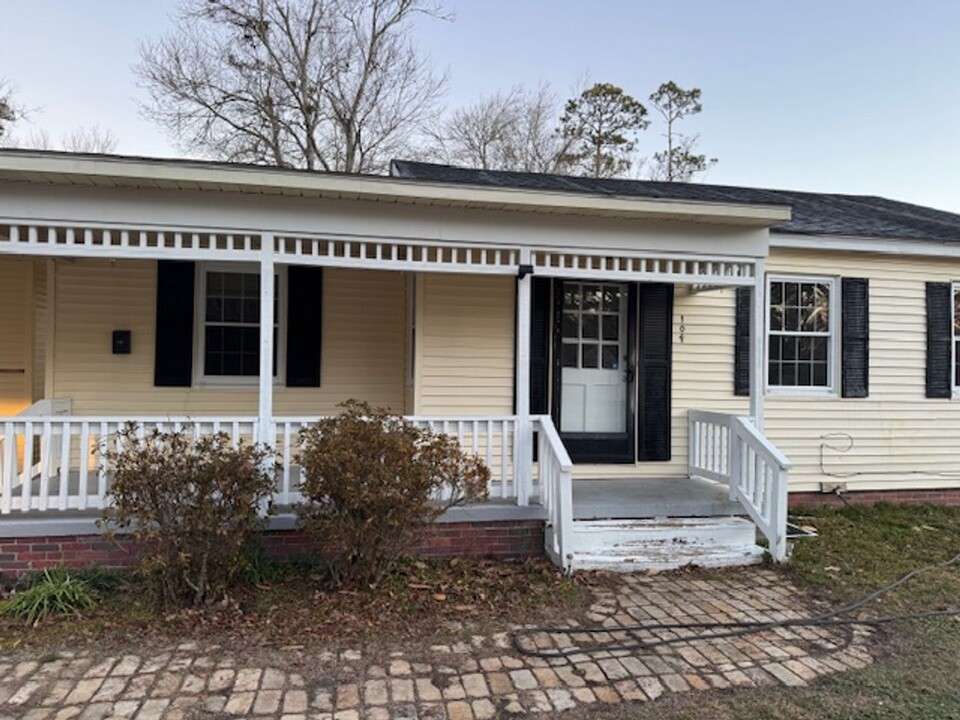 104 Beaufort Dr in Havelock, NC - Building Photo