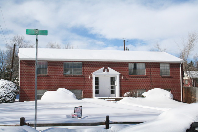 2397 S Locust St in Denver, CO - Foto de edificio - Building Photo