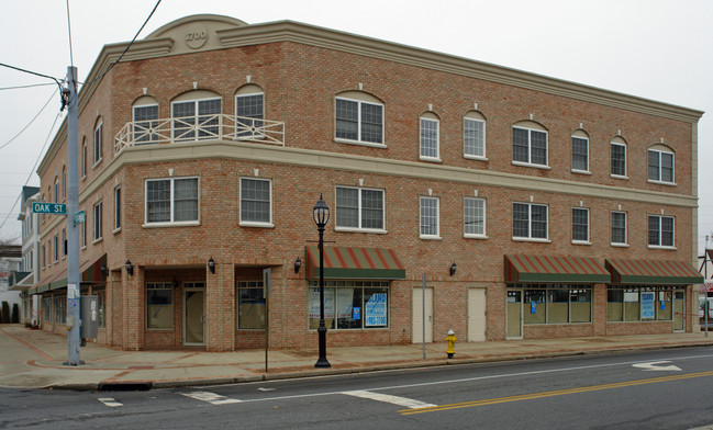 Oak Street Plaza in Copiague, NY - Foto de edificio - Building Photo