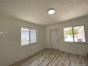 46 NW 44th St-Unit -46 in Miami, FL - Building Photo - Building Photo
