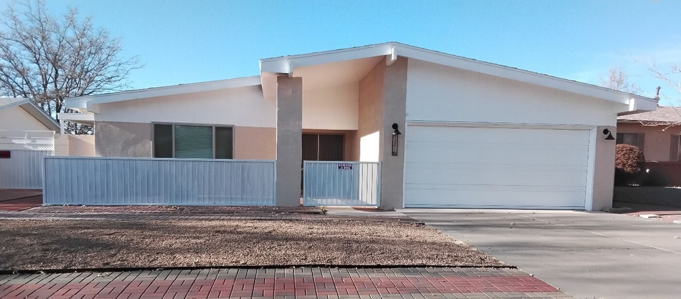 7321 Ticonderoga Rd NE in Albuquerque, NM - Building Photo