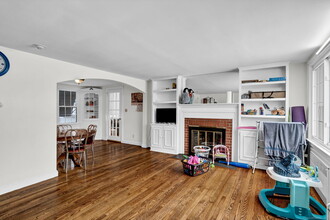 93 Elm St-Unit -1st Floor in Old Saybrook, CT - Building Photo - Building Photo
