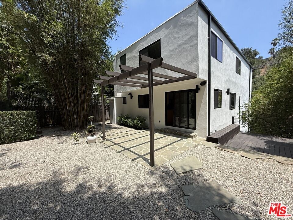2415 Laurel Pass Ave in Los Angeles, CA - Building Photo