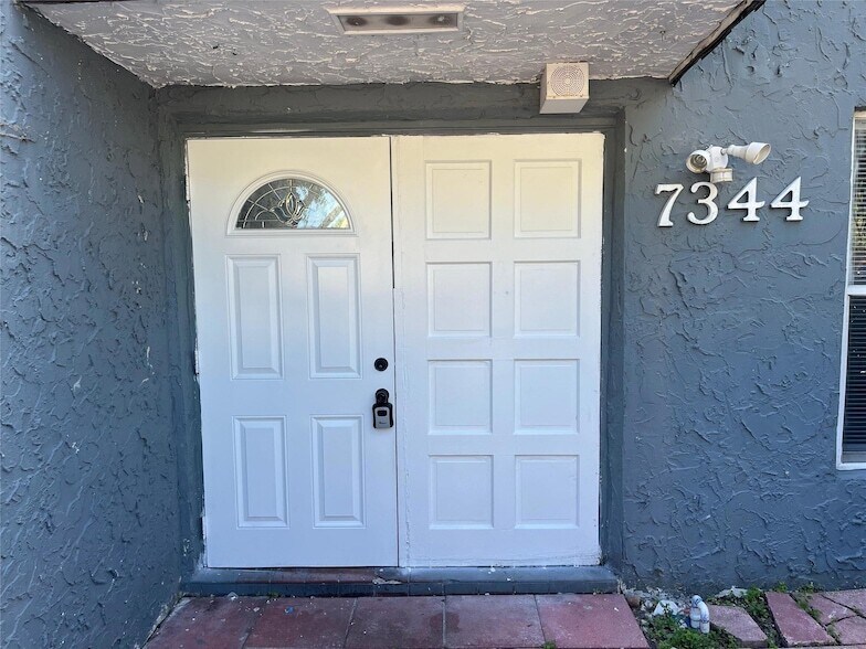 7344 NW 75th St, Unit 205 in Tamarac, FL - Foto de edificio