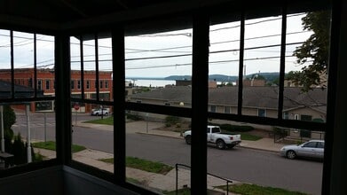 212 West Bluff Street in Marquette, MI - Foto de edificio - Building Photo
