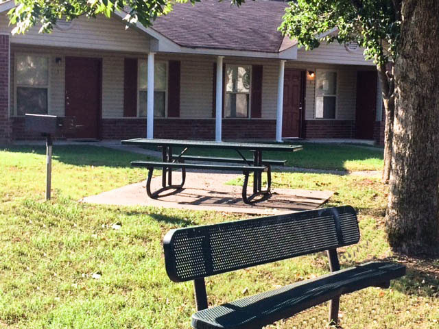 Alcott Manor in Palestine, AR - Building Photo