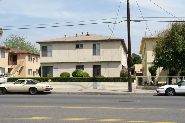 6634 Woodman Ave in Van Nuys, CA - Foto de edificio - Building Photo