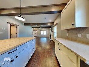 405 S Carl St in Siloam Springs, AR - Foto de edificio - Building Photo