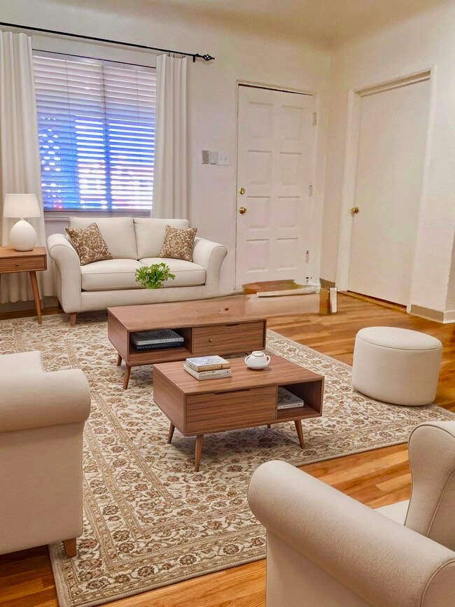 property at 502 Los Arboles Ave NW