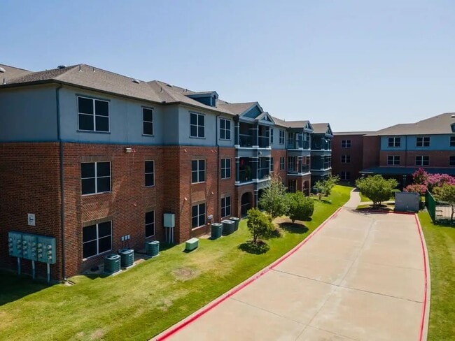 1104 S Carrier Pkwy in Grand Prairie, TX - Building Photo - Building Photo