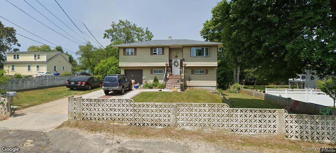 59 Frederick Ave in Bay Shore, NY - Building Photo