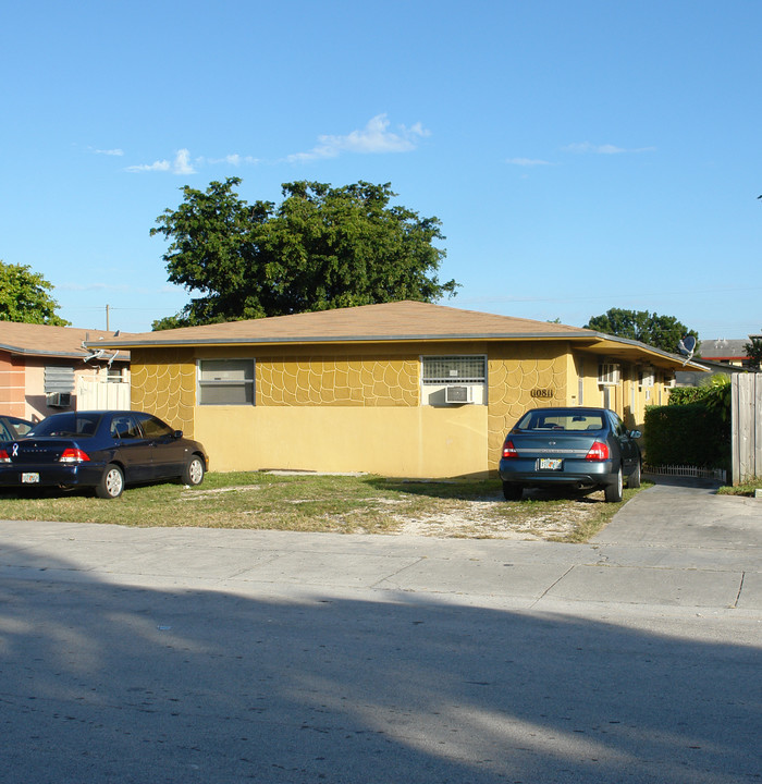 10811 SW 7th St in Miami, FL - Building Photo