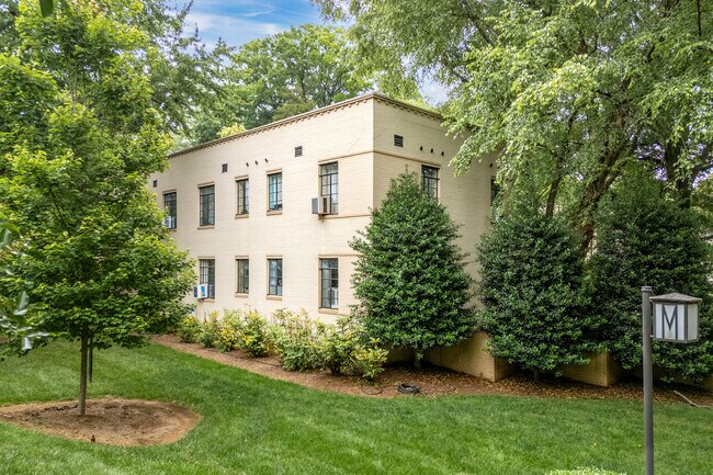Myrtle Square in Charlotte, NC - Building Photo - Building Photo
