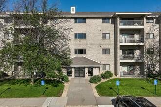 Kingston Green Apartments, East Building in Apple Valley, MN - Building Photo - Building Photo