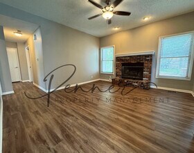 1530 NE Stonewood Dr in Lee's Summit, MO - Building Photo - Building Photo