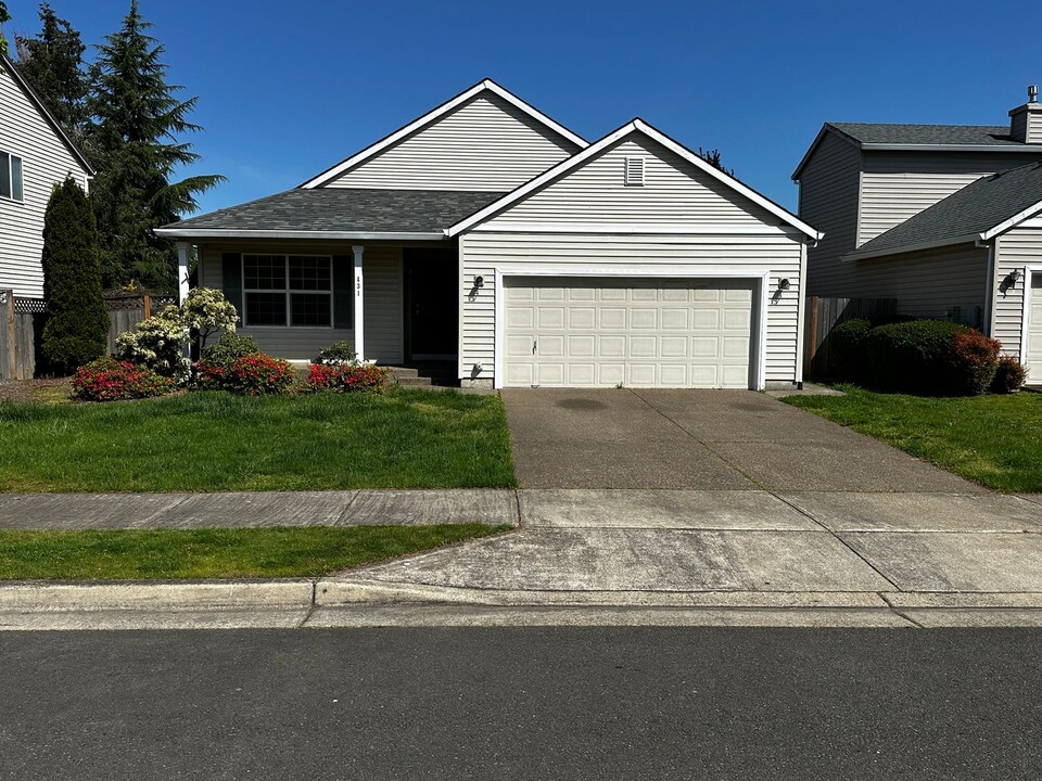 431 Inglewood Ln in Woodburn, OR - Foto de edificio