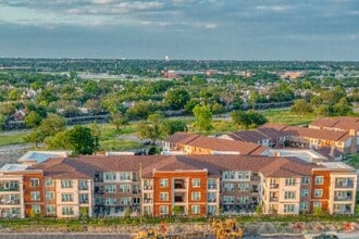 Solarium Apartments in Dallas, TX - Foto de edificio - Building Photo