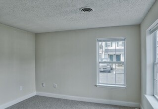 Riverwalk on the Hudson in Cohoes, NY - Foto de edificio - Building Photo