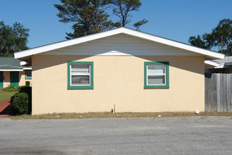 305 Lovejoy Rd in Fort Walton Beach, FL - Foto de edificio - Building Photo