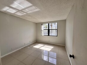 706 Executive Center Dr in West Palm Beach, FL - Building Photo - Building Photo